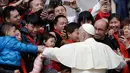 Paus Fransiskus bersalaman dengan jemaat dari China saat audiensi umum mingguan di Lapangan Santo Petrus, di Vatikan (18/4). (AP/Gregorio Borgia)