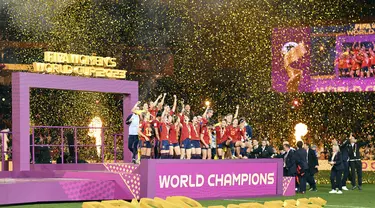 Tim Spanyol melakukan selebrasi usai menjuarai final sepak bola Piala Dunia Wanita melawan Inggris di Stadium Australia di Sydney, Australia, Minggu, 20 Agustus 2023. (AP Photo/Steve Markham)