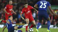Pemain Liverpool,  Philippe Coutinho, (tengah) mencoba melewati hadangan dua pemain Manchester United pada lanjutan Premier League di Anfield stadium, Liverpool, Selasa (18/10/2016) dini hari WIB. (AP/Dave Thompson)