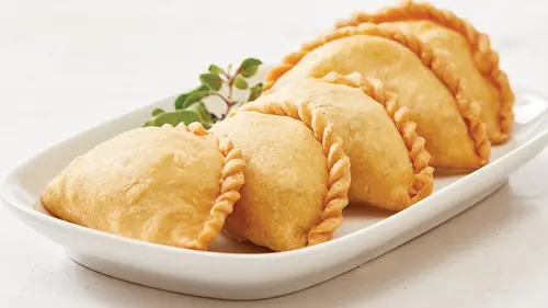 Lezatnya pastel goreng dengan kulit yang garing dan isian sayuran yang gurih