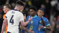 Pemain muda Brasil, Endrick, berjabat tangan dengan gelandang Timnas Inggris, Declan Rice seusai laga uji coba di Stadion Wembley, Minggu (24/3/2024) dini hari WIB.&nbsp;(AP Photo/Alastair Grant)