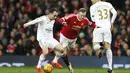  Pemain Manchester United,  Wayne Rooney  mencoba melewati dua pemain Swansea City pada lanjutan Liga Premier Inggris di Stadion Old Trafford, Sabtu (02/01/2016). Manchester United menang 2-1. (Reuters/Carl Recine)