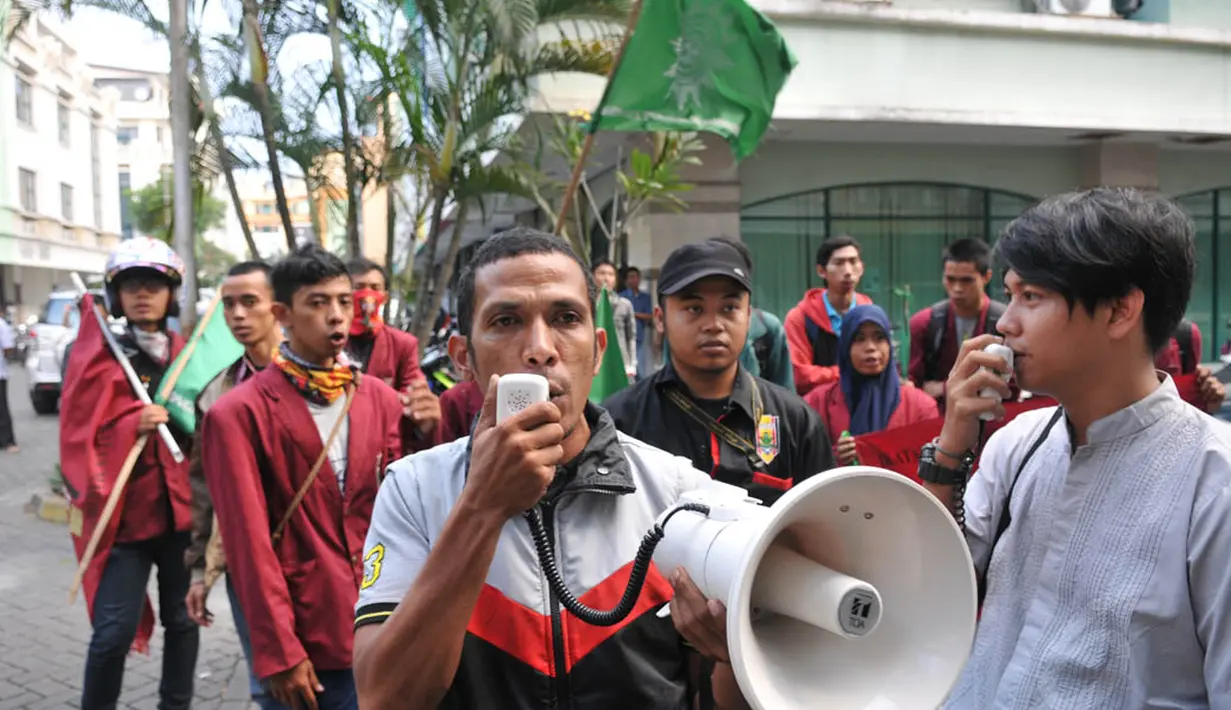 Ikatan Mahasiswa Muhammadiyah cabang Cirendeu menggelar aksi didepan kantor Wimar Witoelar, Jakarta, (20/6/14). (Liputan6.com/Johan Tallo)
