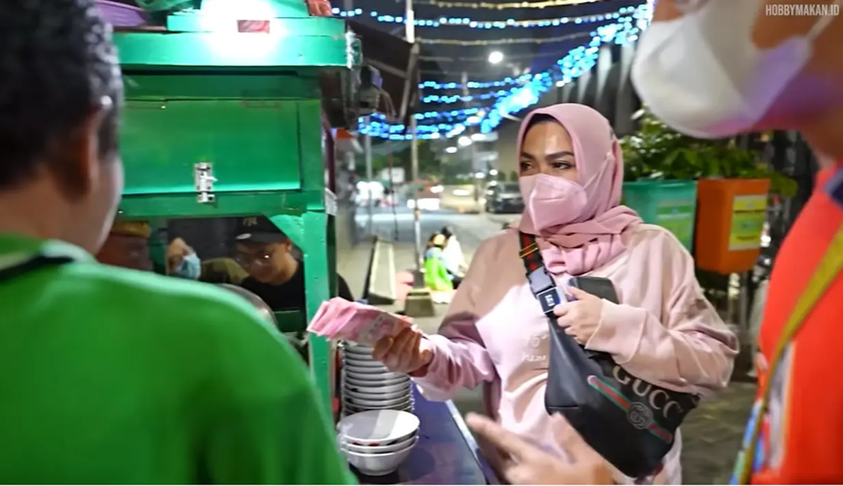 <p>Mama Rieta makan di pinggir Jalan. (Youtube/Hobby Makan)</p>