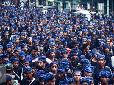 Sebanyak 1800 masyarakat Baduy Luar dan Baduy Dalam tiba di jalan raya Kabupaten Lebak, Banten (13/05). Mereka berjalan kaki membawa hasil bumi menuju pendopo Kabupaten Lebak. (Liputan6.com/Fery Pradolo)