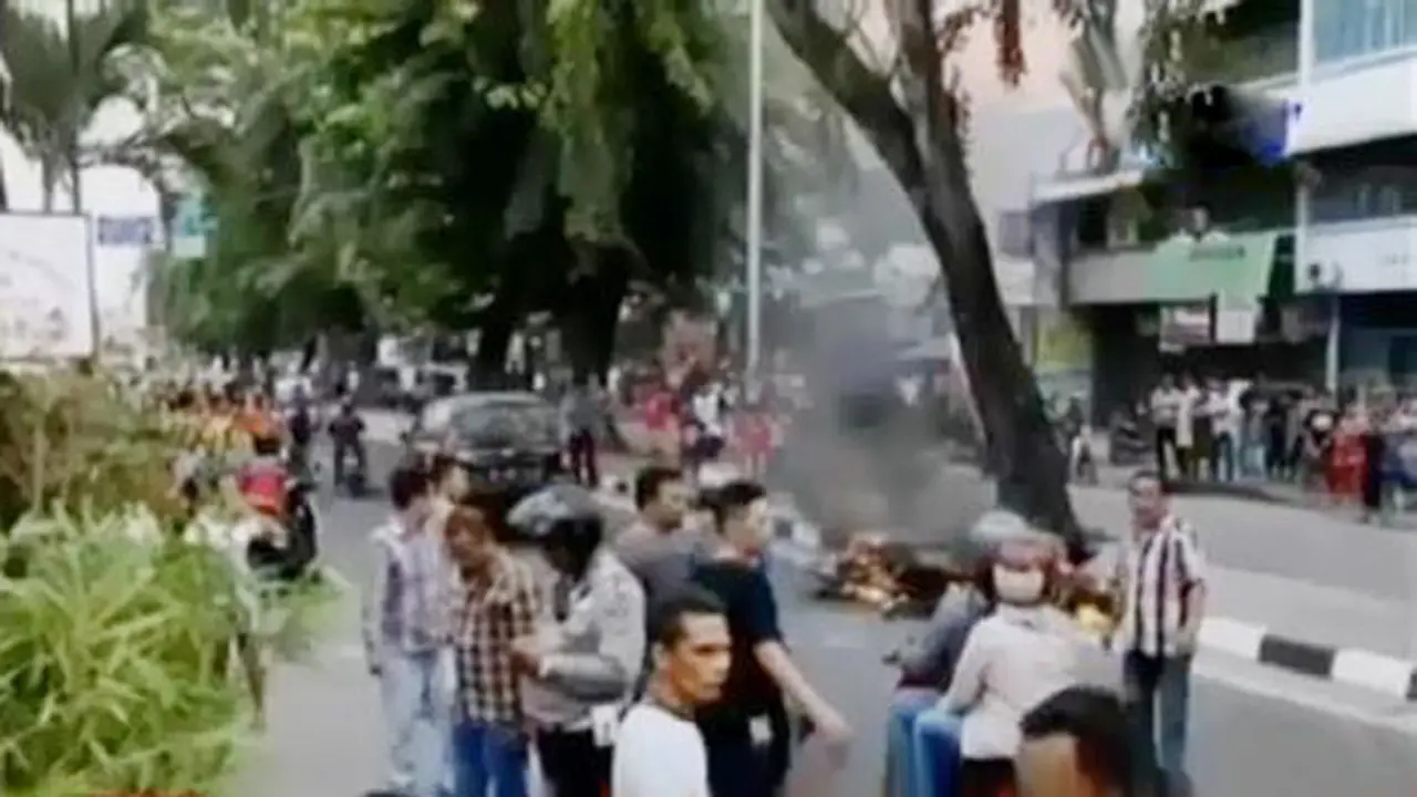 Razia Ormas di Medan hingga Aksi Nekat Pemuda Panjat Piramida