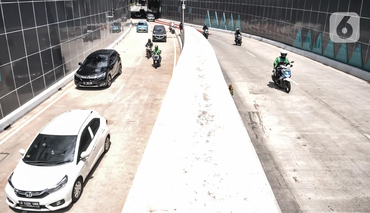 Kendaraan melintasi Underpass Senen Extension, Jakarta, Rabu (2/12/2020). Uji coba tahap dua Underpass Senen Extension guna memantau kondisi lalu lintas yang kerap macet di kawasan tersebut serta perilaku pengendara. (merdeka.com/Iqbal S. Nugroho)