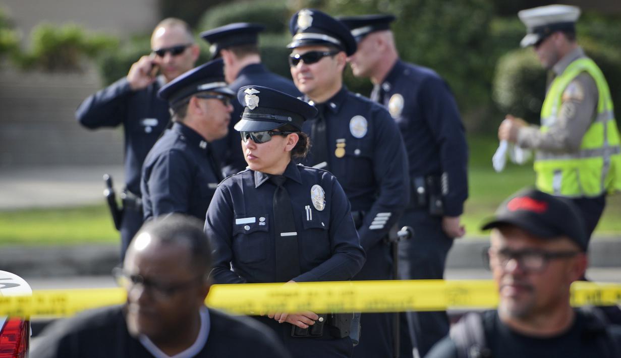 Petugas kepolisian melakukan pengamanan di dekat aksi protes yang digelar di luar acara Piala Oscar 2016 di Hollywood , Minggu (28/2). Perhelatan Oscar kali ini menuai kecaman karena para nominator semuanya berkulit putih. (REUTERS/Stuart Palley)