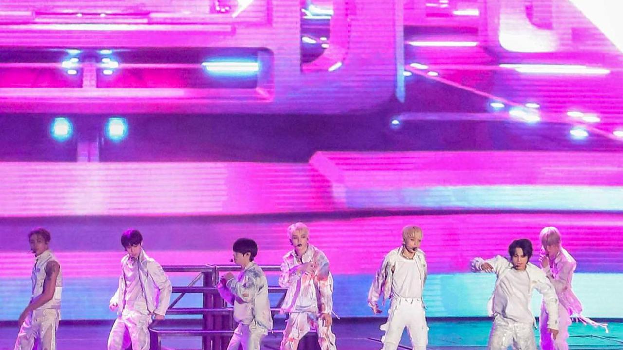 Penampilan NCT 127 dalam konser ketiga mereka bertema "NEO CITY : JAKARTA - THE UNITY" di Indonesia Arena, Jakarta, pada Sabtu (13/1/2024).
