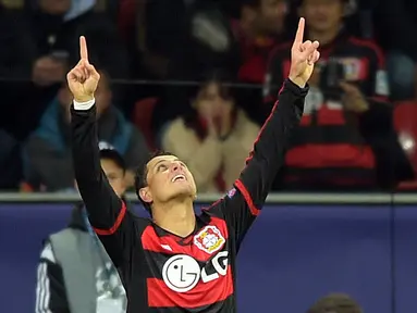 Pemain Bayer Leverkusen, Javier Hernandez, merayakan gol yang diciptakannya ke gawang AS Roma di laga Grup E Liga Champions di Stadion Bay Arena, Jerman, Rabu (21/10/2015) dini hari WIB. (EPA/Federico Gambarini)