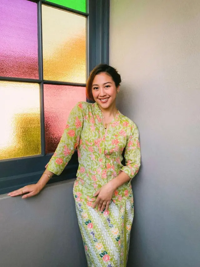 Inspirasi kebaya simpel dari para artis yang bisa dijadikan referensi untuk merayakan Lebaran (Instagram/@sherinamunaf)