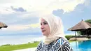<p>Berdasarkan video yang beredar di media sosial, Rina Diana tertarik untuk memeluk Islam lantaran melihat orang lain Sholat. (Instagram/ rinadiana_8)</p>