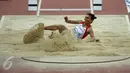 Atlet lompat jauh Indonesia, Maria Londa berhasil meraih emas di nomor lompat jauh putri SEA Games 2015 di National Stadium, Singapura, Rabu (10/6/2015). Maria saat mendarat usai melompat sejauh 6,70 meter. (Liputan6.com/Helmi Fithriansyah)