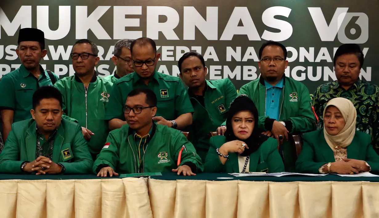 Wakil Ketua PPP Fernita Darwis bersama Wakil Sekretaris Jenderal PPP, Achmad Baidowi dan sejumlah Kader PPP memberikan keterangan pers disela Musyawarah Kerja Nasional (Mukernas) V PPP di Jakarta, Minggu (15/12/2019). Mukernas V PPP resmi ditutup hari ini. (Liputan6.com/Johan Tallo)