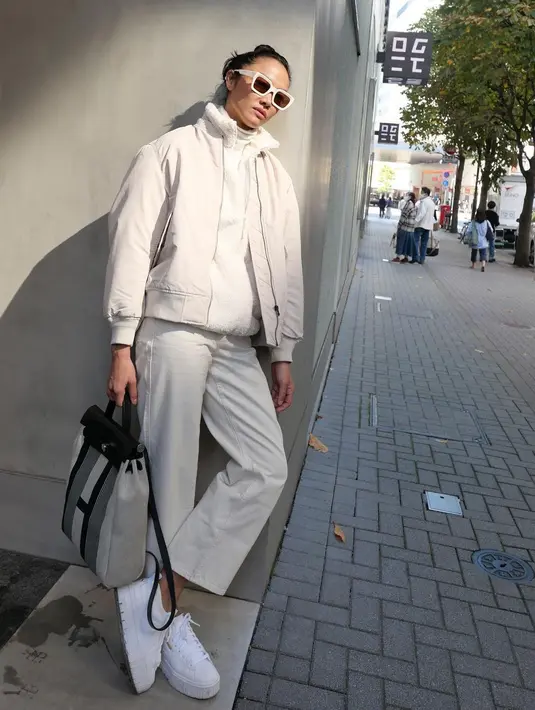 Gaya layering lainnya dengan lebih sedikit item, dengan menggabungkan jaket lapis jaket. Kali ini bertema serba-putih atau off white, lengkap dengan frame kacamata dan sepatu warna senada. [IG @kelly_tandiono]