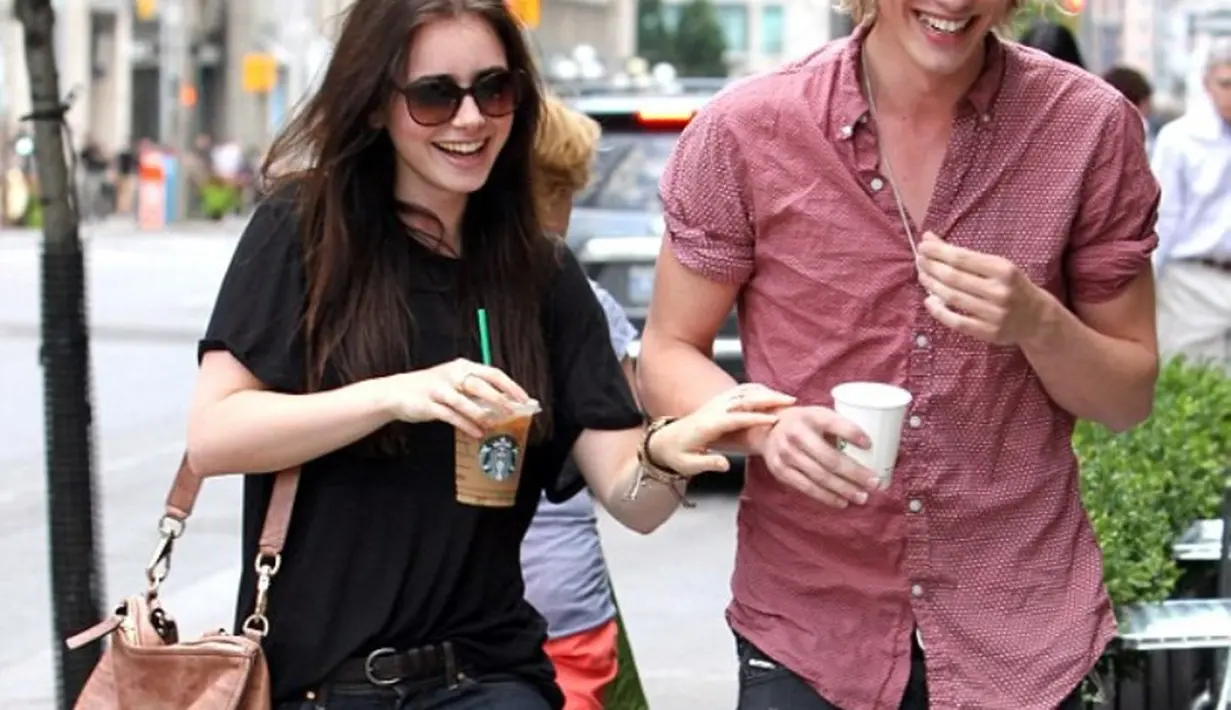 Bukan cuma komentar biasa, pasangan yang sering putus nyambung ini bahkan seperti saling merindukan lewat komentar di Instagram. (Pinterest)