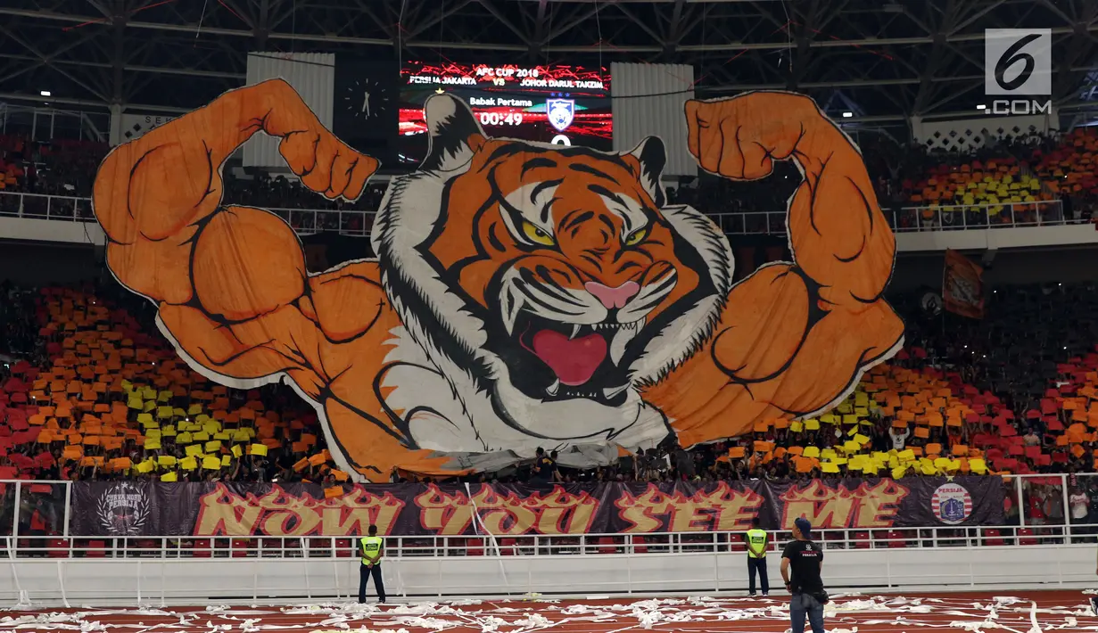 Suporter tim Macan Kemayoran membuat koreografi jelang laga Persija melawan Johor Darul Takzim pada lanjutan penyisihan Grup H Piala Asia 2018 di Stadion GBK, Jakarta, Selasa (10/4). Persija menang telak 4-0. (Liputan6.com/Helmi Fithriansyah)