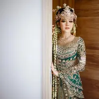 Tampak Bella Bonita tampil anggun mengenakan kebaya hijau dengan bordiran emas dari Anarav Label. [Instagram/faralljibrill_official]