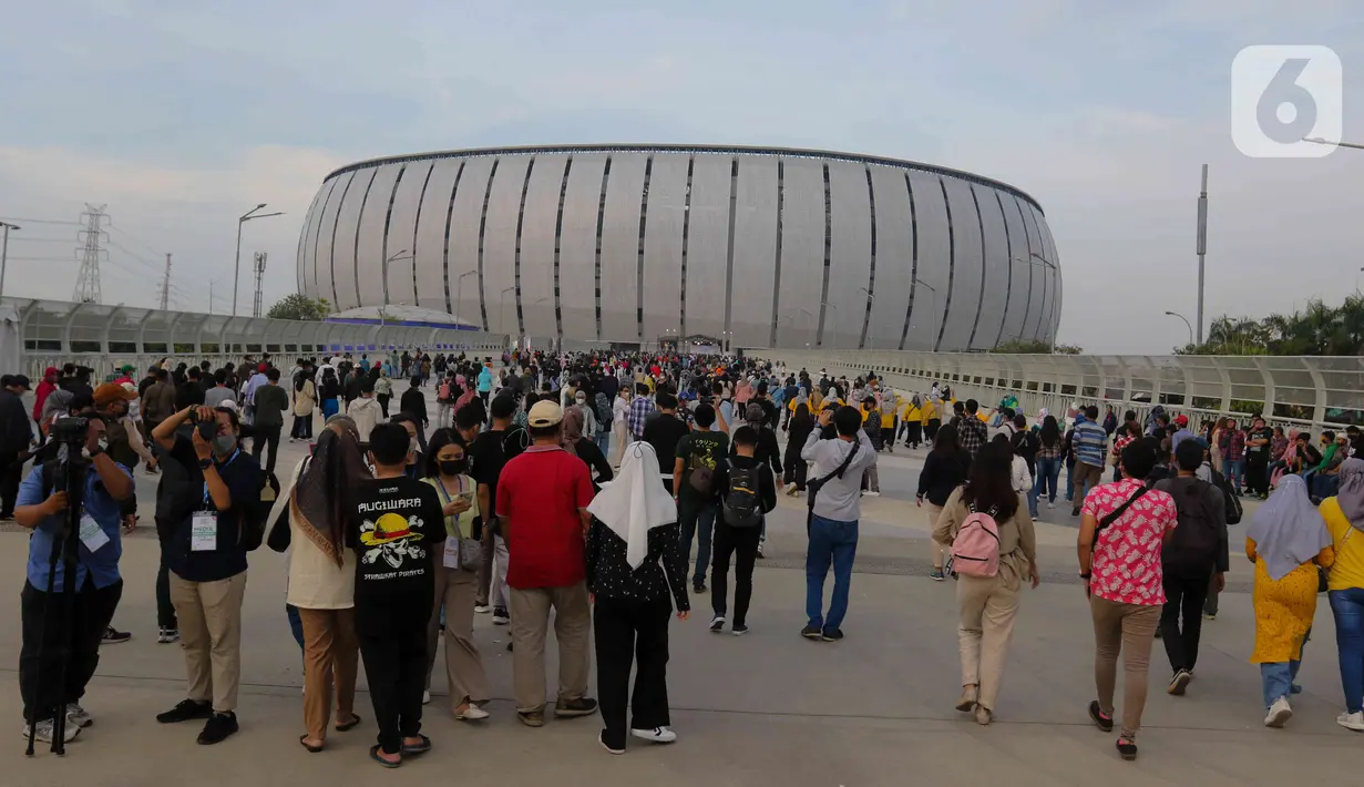<p>Orang-orang mulai memadati kawasan Jakarta International Stadium (JIS) untuk menyaksikan acara hari ulang tahun (HUT) ke-495 DKI Jakarta atau Jakarta Hajatan di Jakarta Utara, Sabtu (25/6/2022) malam. Selain konser, juga dibuka bazar yang diikuti oleh Usaha Mikro Kecil Menengah (UMKM) DKI Jakarta di samping kiri pintu barat JIS.(Liputan6.com/Herman Zakharia)</p>