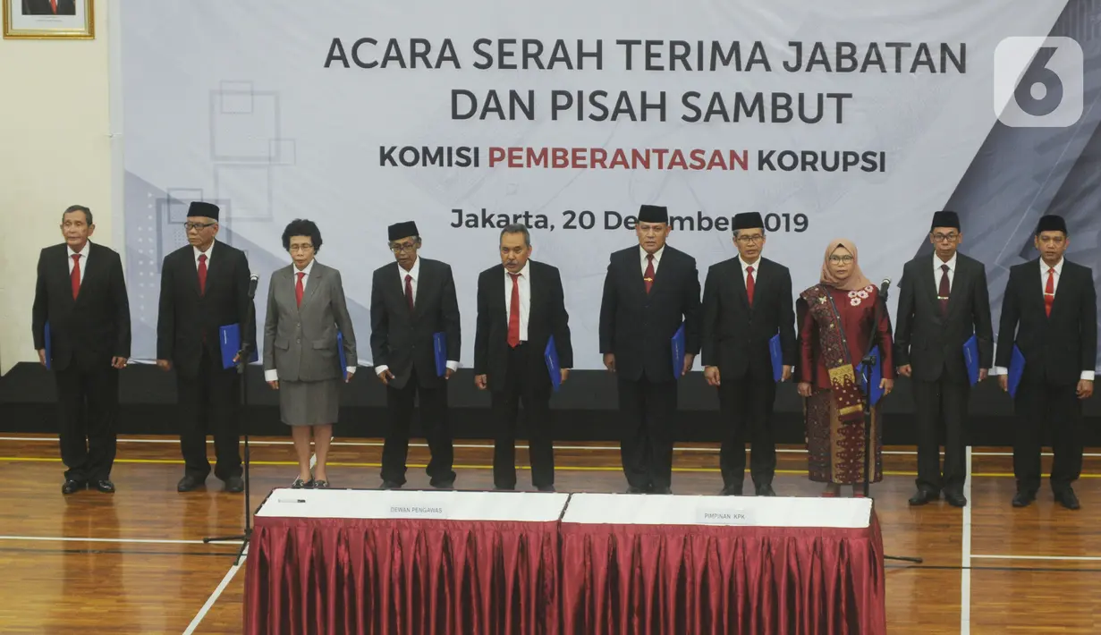 Pimpinan KPK dan Dewan Pengawas KPK saat pisah sambut usai pelantikan di Gedung KPK, Jakarta, Jumat (20/12/2019). Acara ini dihadiri pimpindan dan Dewan Pengawas KPK. (merdeka.com/Dwi Narwoko)