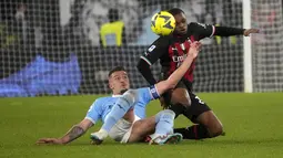 Bek AC Milan, Pierre Kalulu berebut bola dengan gelandang Lazio, Sergej Milinkovic-Savic selama pertandingan lanjutan Liga Serie A Italia di Stadion Olimpiade di Roma, Rabu (25/1/2023). Kekalahan membuat AC Milan tetap berada di peringkat kedua klasemen dengan 38 poin. (AP Photo/Gregorio Borgia)