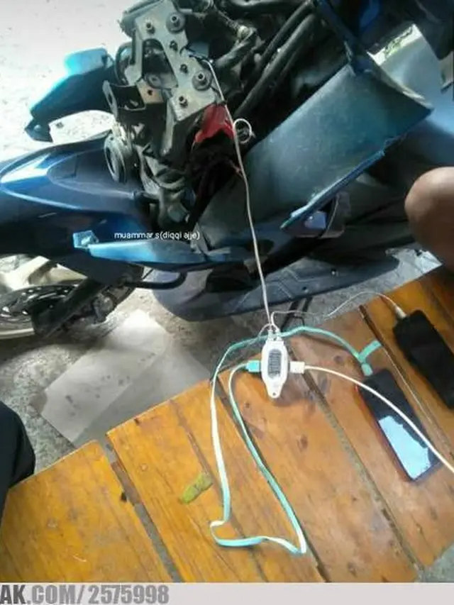 6 Potret Nyeleneh Charge HP Ini Kelewat Unik, Bikin Heran