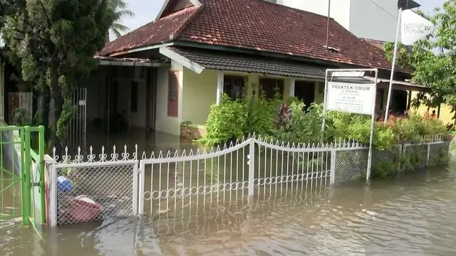 Curah hujan yang deras membuat ratusan rumah di Palembang terendam banjir.