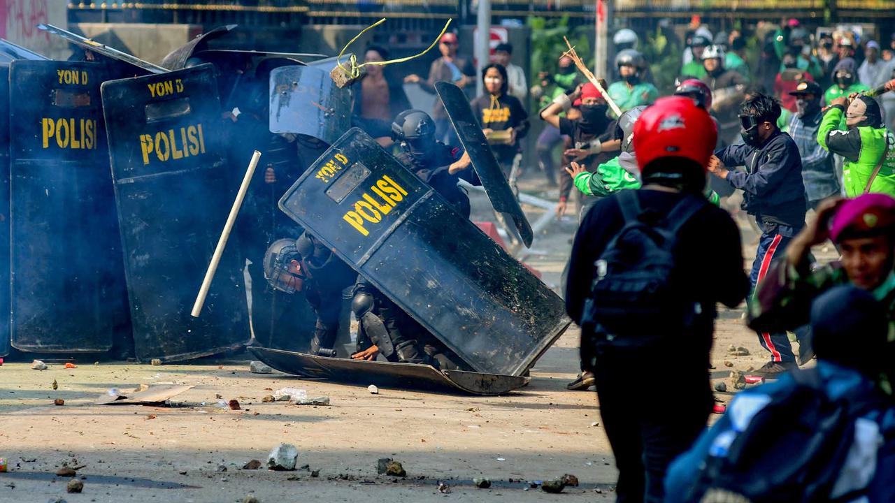 FOTO: Demo Ricuh di Kwitang Usai Kematian Driver Ojol Tertabrak Rantis Brimob