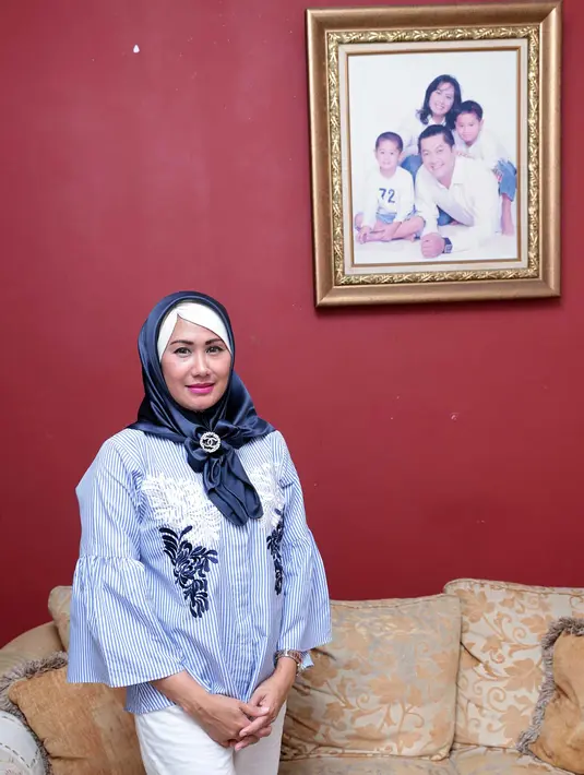 Ditemui di kediamannya kala itu di kawasan Taman Galaxy, Bekasi, Jawa Barat, Yuni juga memegang ajaran orang tuanya dalam mempertahankan rumah tangganya, yang diibaratkan seperti sebuah gelas. (Deki Prayoga/Bintang.com)