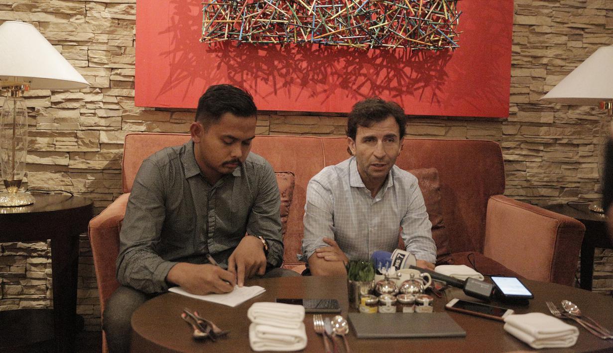 Mantan pelatih Timnas Indonesia, Luis Milla, usai bertemu dengan PSSI di New World Manila Bay Hotel, Jumat malam (29/11). Pelatih asal Spanyol itu memberikan presentasi tentang rencananya untuk Timnas Indonesia. (Bola.com/Zulfirdaus Harahap)