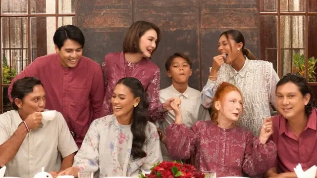 Luna Maya Tampil dengan Busana Muslim bersama keluarga dengan warna merah putih. [@geulis.id]