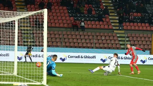 Jamie Vardy mencetak gol di laga Cremonese vs Cagliari di pekan ke-21 Liga Itlaia 2025/2026 di Giovanni Zini, Jumat (09/01/2026).