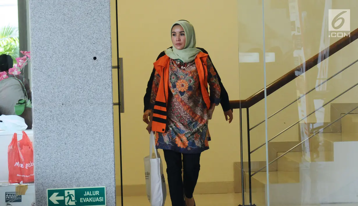 Istri Gubernur Bengkulu non-aktif, Ridwan Mukti, Lily Martiani Maddari usai menjalani pemeriksaan di Gedung KPK, Jakarta, Senin (18/9). Hari ini, KPK menetapkan berkas kasus Lily Martiani Maddari lengkap dan siap sidang. (Liputan6.com/Helmi Fithriansyah)