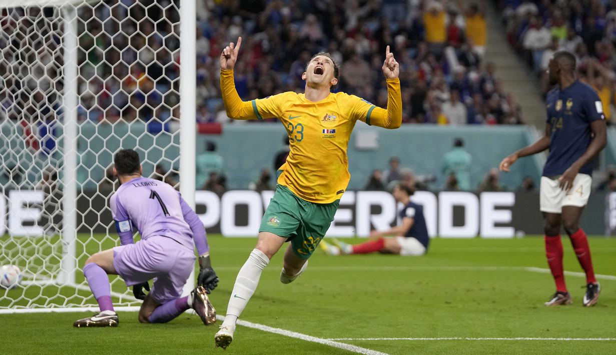Prancis dikejutkan oleh gol cepat Timnas Australia pada menit ke-9 yang dicetak oleh Craig Goodwin. Gol dicetak lewat sepakan kaki kiri ke sudut atas tiang jauh usai menerima umpan Mathew Leckie. (AP/Thanassis Stavrakis)
