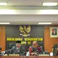 Ketua MKD DPR RI Surahmah Hidayat (kedua kiri) saat memimpin pelantikan pimpinan baru MKD dari F-Golkar, Kahar Muzakir yang menggantikan Herdi Soesilo, di Kompleks Parlemen Senayan, Jakarta, Senin (30/11). (Liputan6.com/Johan Tallo)