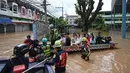 Pihak berwenang Thailand mengatakan setidaknya empat orang tewas di provinsi utara Chiang Mai dan Chiang Rai akibat banjir tersebut. (Lillian SUWANRUMPHA/AFP)