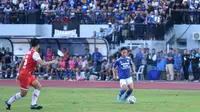 Pemain muda Persib Bandung, Arsan Makarin, saat diberikan kesempatan oleh Robert Alberts dalam sebuah pertandingan uji coba. (dok. Persib)