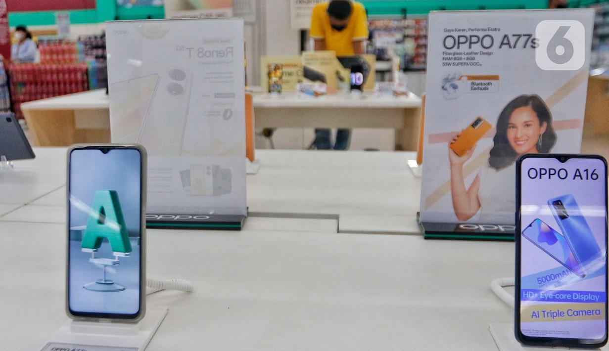 Salah satu smartphone atau ponsel pintar dipajang di salah satu pusat perbelanjaan di kawasan Tangerang, Selasa (14/3/2023). Tahun 2022 lalu tampaknya menjadi tahun yang penuh tantangan bagi sejumlah produsen smartphone dimana faktor penawaran (supply) dan permintaan (demand) yang rendah semakin memberi tekanan yang cukup signifikan terhadap sektor ini. (Liputan6.com/Angga Yuniar)