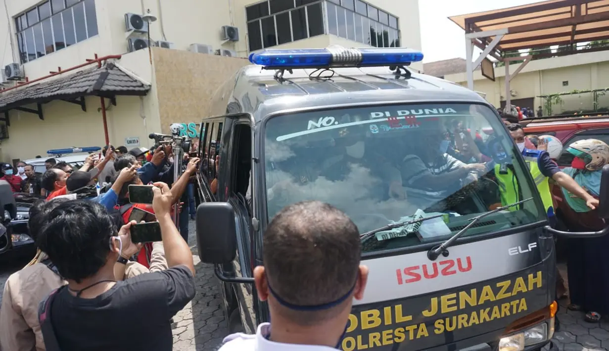 Pagar manusia menjadi penyambut mobil jenazah yang membawa jasad Didi Kempot ke pemakaman di Ngawi. (foto: Liputan6.com/fajar abrori)