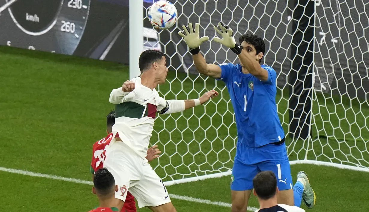 Beberapa peluang mampu diciptakan Cristiano Ronaldo, namun semuanya gagal berbuah gol berkat penampilan gemilang Yassine Bounou di bawah mistar gawang Maroko. (AP/Luca Bruno)