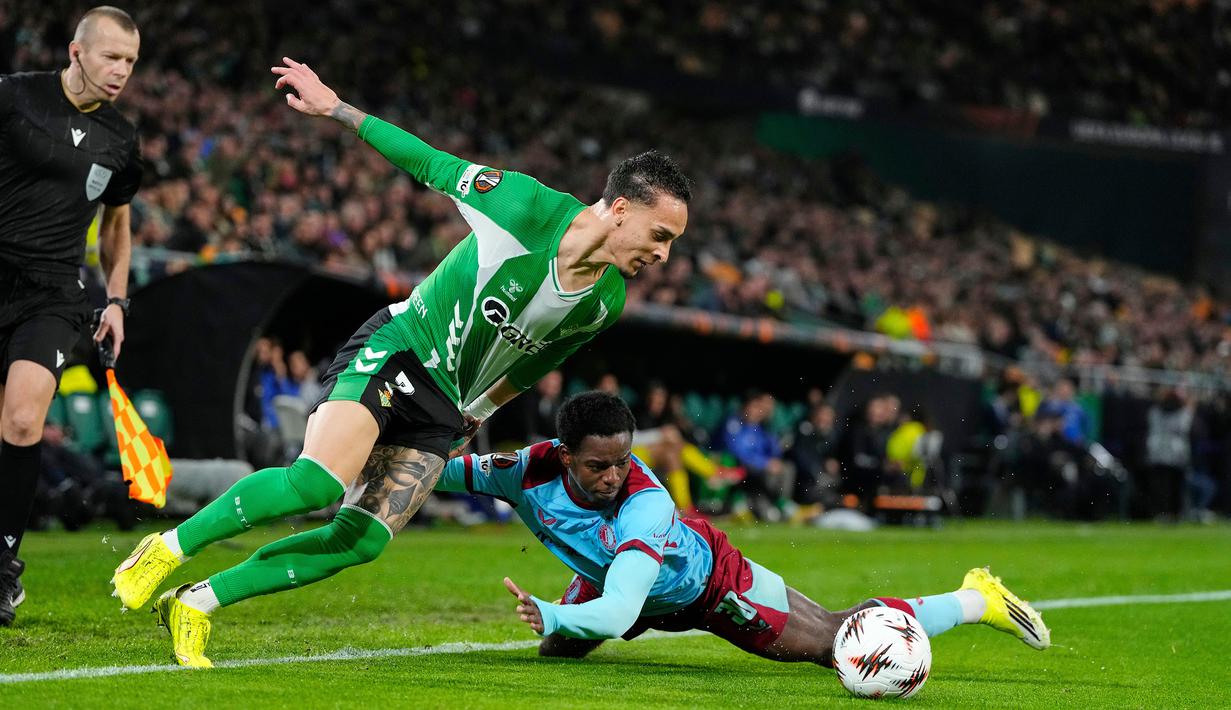 Bermain sebagai starter, Antony berhasil mencetak gol pembuka di hadapan pendukung tuan rumah yang memdati Estadio del Cartuja, Spanyol. (AP Photo/Jose Breton)