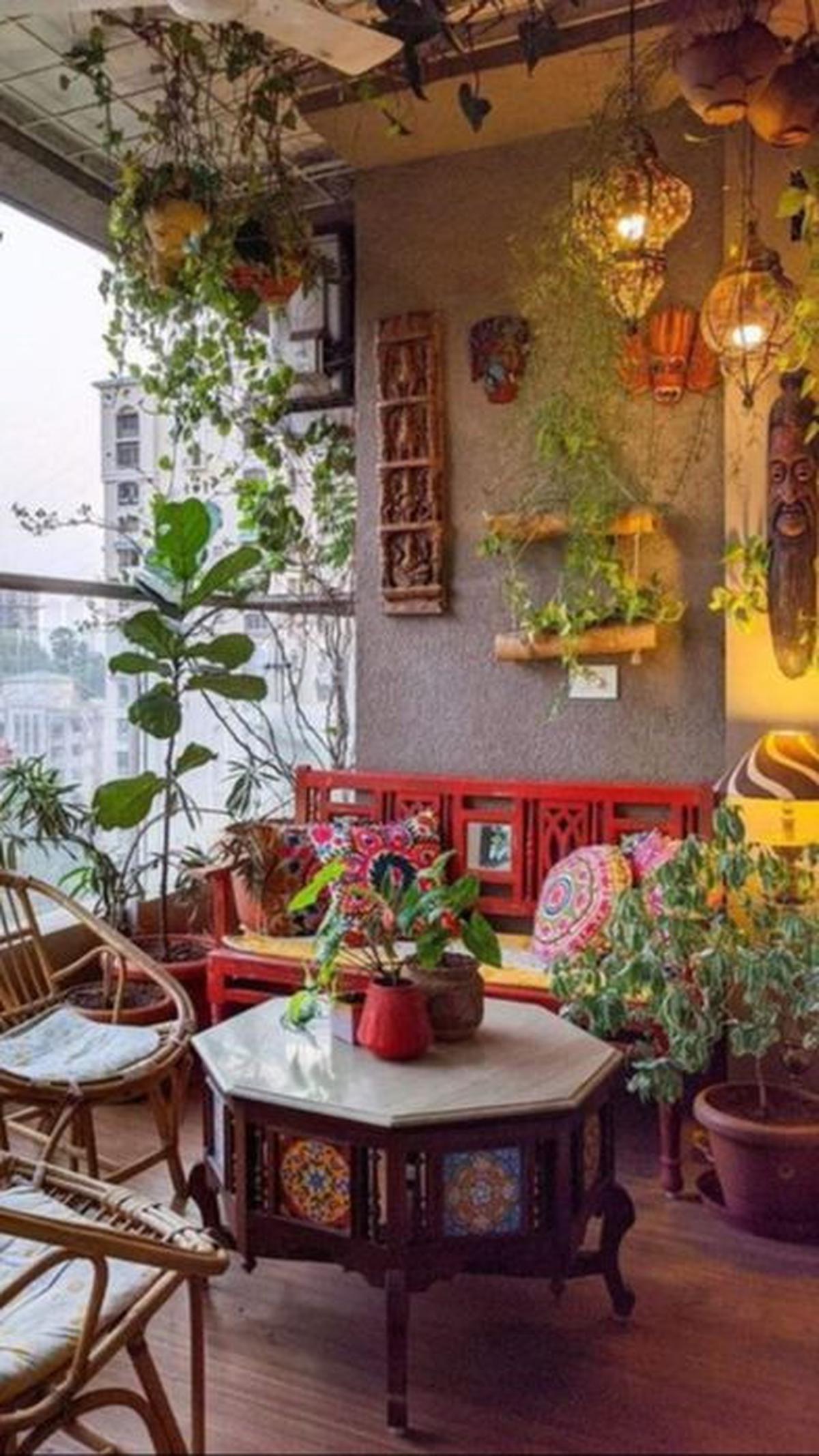 Desain Interior Rumah Jungalow dengan Balkon Meriah