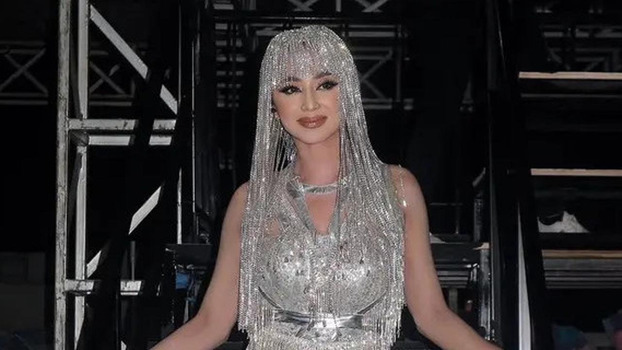 Cantiknya Dewi Perssik Pakai Gaun Beling-Beling dengan Gata Rambut Ala Ratu Cleopatra