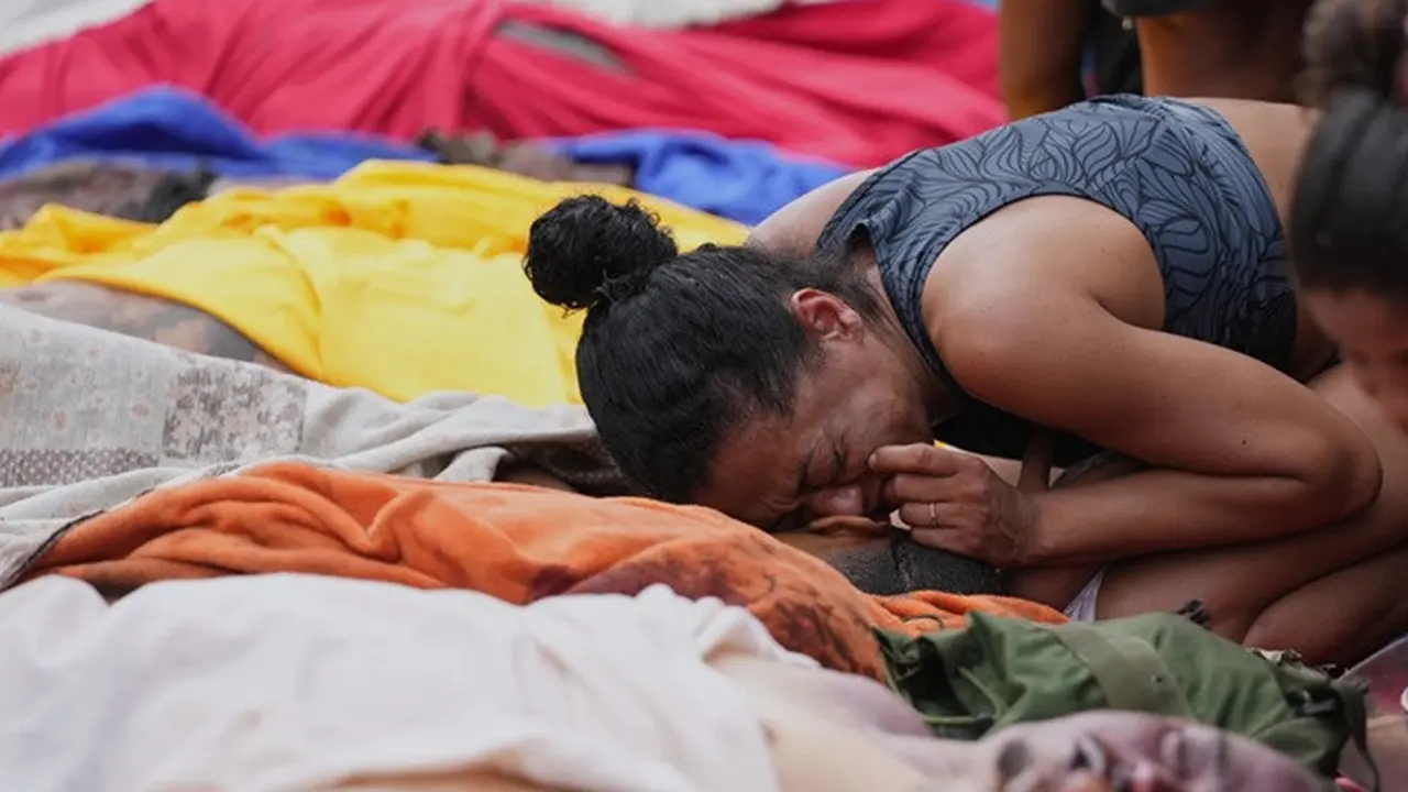 Seorang perempuan pada Rabu (29/10/2025), meratapi jenazah korban yang tewas sehari sebelumnya dalam operasi polisi yang menargetkan geng Red Command di favela Complexo da Penha, Rio de Janeiro, Brasil.