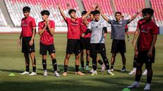 Welber Jardim (ketiga kiri) dan sejumlah pemain Timnas Indonesia U-17 melakukan selebrasi saat latihan persiapan menjelang Piala Dunia U-17 2023 di Stadion Utama Gelora Bung Karno (SUGBK), Senayan, Jakarta, Senin (30/10/2023). (Bola.com/Bagaskara Lazuardi)