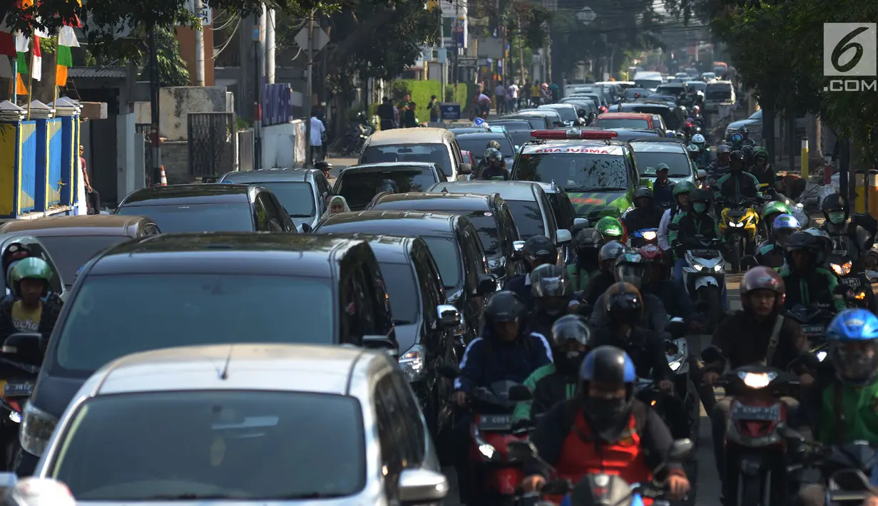 Pengendara padat merayap melewati jalan Cikini Raya, Jakarta, Kamis (1/8/2019). Kemacetan jalan tersebut karena adanya proyek pelebaran trotoar yang direvitalisasi serta penggantian aspal jalan dan volume kendaraan yang cukup tinggi. (merdeka.com/Imam Buhori)