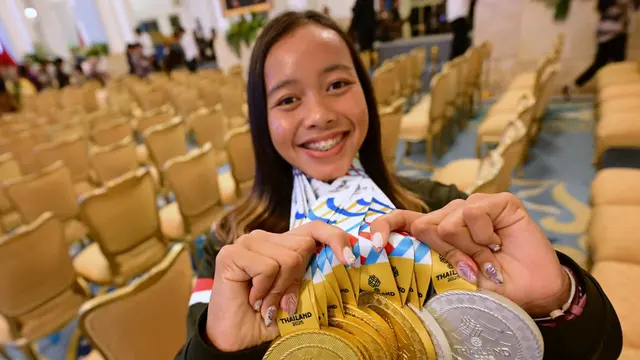 Atlet triathlon putri, Martina Ayu Pratiwi mendapat bonus sebesar Rp 3,4 miliar dari Presiden Prabowo Subianto. (Biro Pers Istana)