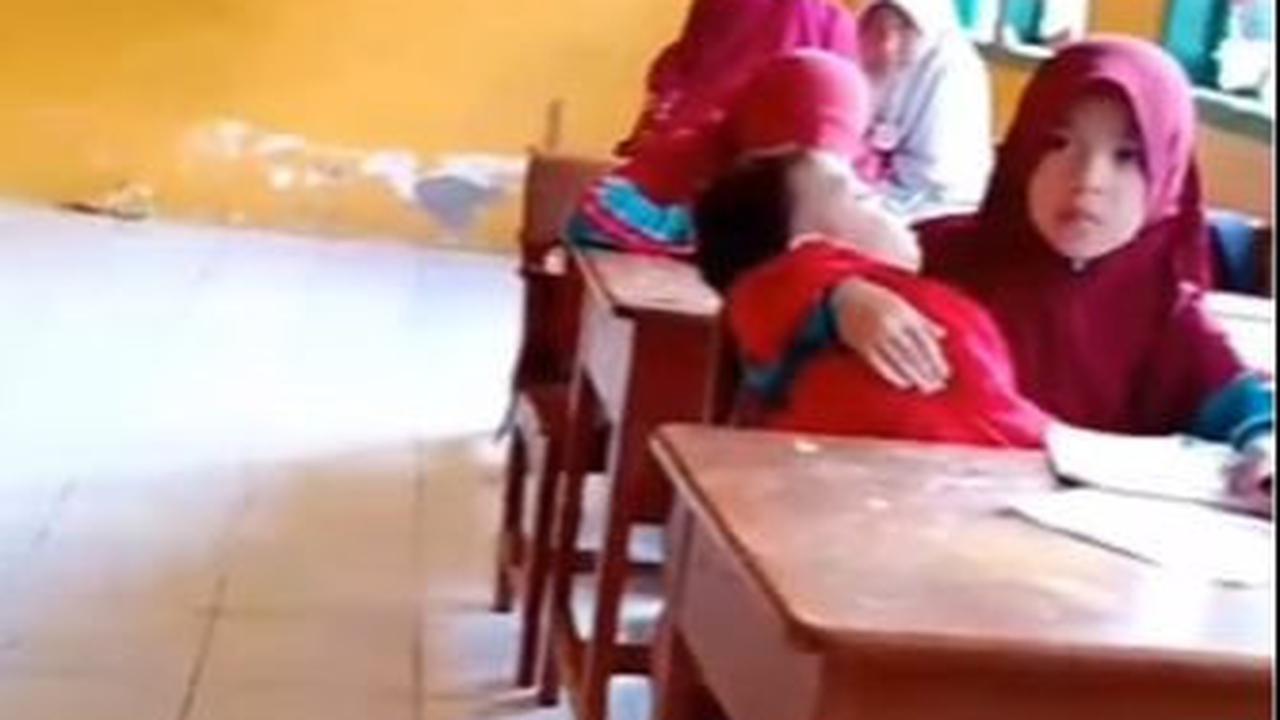Sosok Nuraeni menjadi sorotan setelah ia memutuskan untuk membawa sang adik ke sekolah untuk ia rawat sembari belajar.