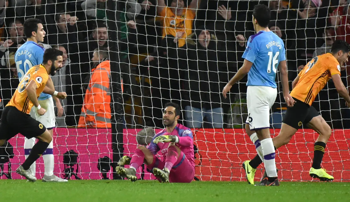 Pemain Wolverhampton Wanderers Raul Jimenez (kanan) merayakan setelah mencetak gol ke gawang Manchester City pada pertandingan Liga Inggris di Molineux Stadium, Wolverhampton, Inggris, Jumat (27/12/2019). Wolverhampton Wanderers menang 3-2. (AP Photo/Rui Vieira)