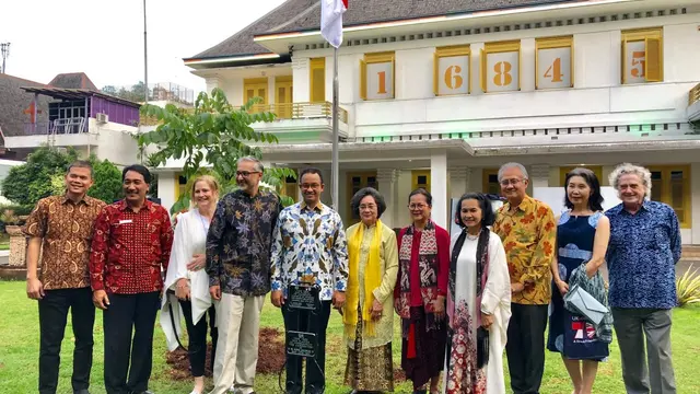 Gubernur Jakarta Anies Baswedan dan Duta Besar Inggris Moazzam Malik menanam pohon untuk menandai 70 tahun hubungan diplomatik antara Inggris dan Indonesia di Museum Perumusan Naskah Proklamasi (Ratu Annisaa Suryasumirat / Liputan6.com)